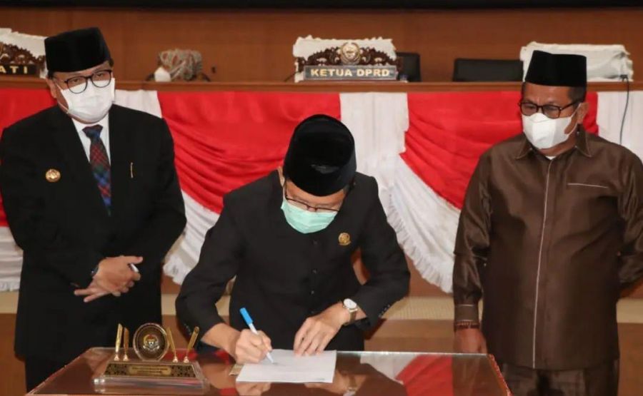 Pj. Bupati Bersama Anggota DPRD Muara Enim Tetapkan 12 Propemperda Tahun 2022