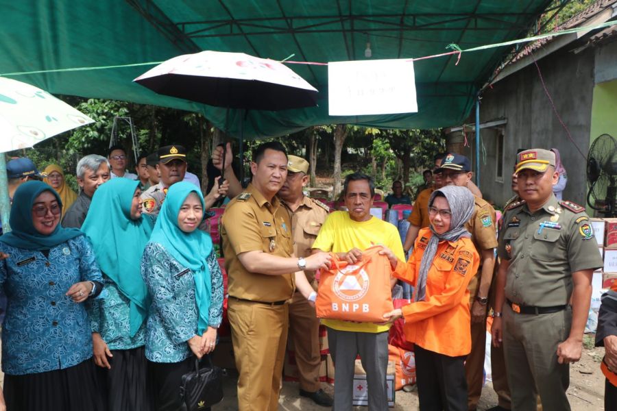 Pj. Bupati Muara Enim Salurkan Bantuan Korban Kebakaran di Benakat