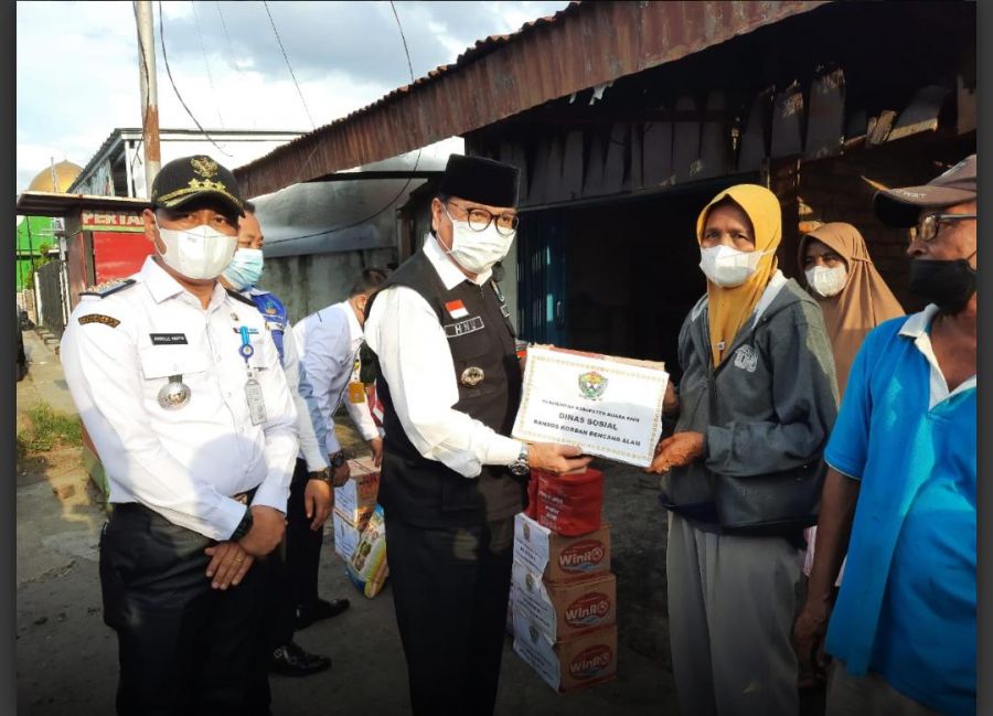 Pj. Bupati Muara Enim Tinjau dan Berikan Bantuan Warga Terdampak Musibah Kebakaran