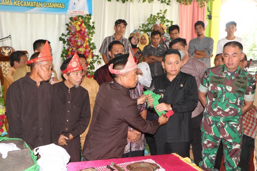 Pj. Bupati Pegang Keris Puyang Berebe dan Tanam Simbolis 1.000 Pohon di Ujan Mas Lama