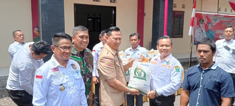 Pj. Bupati Salurkan Bantuan CPP Tahap III Kepada 50.371 Keluarga Kecamatan Gunung Megang 