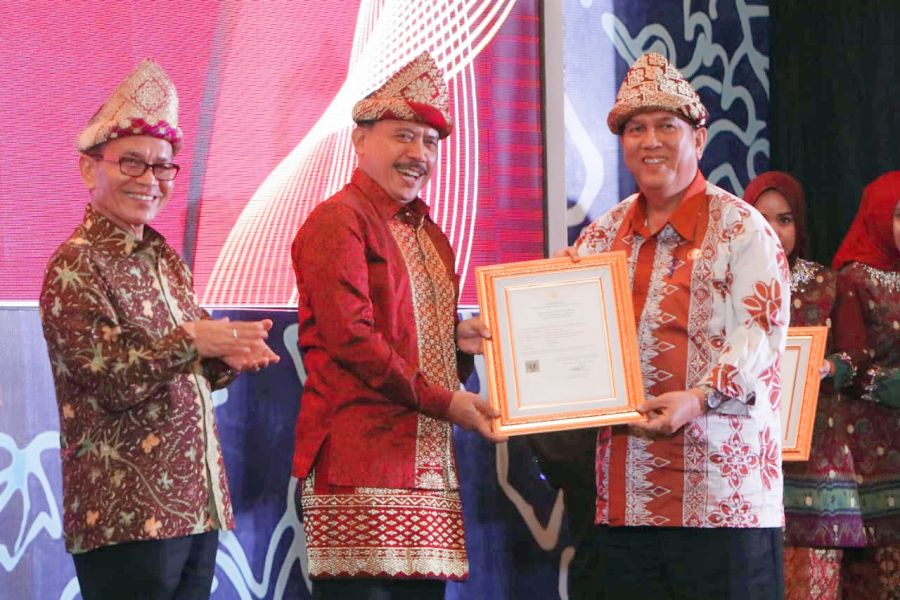 Pj. Bupati Terima Sertifikat Ambung Ujan Mas Sebagai Kekayaan Intelektual Komunal 