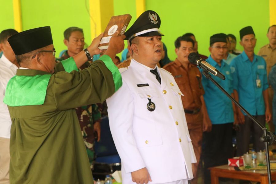Plt Bupati Muara Enim Lantik Osriadi Sebagai PJ Kades Ujan Mas Lama, Ini Pesannya
