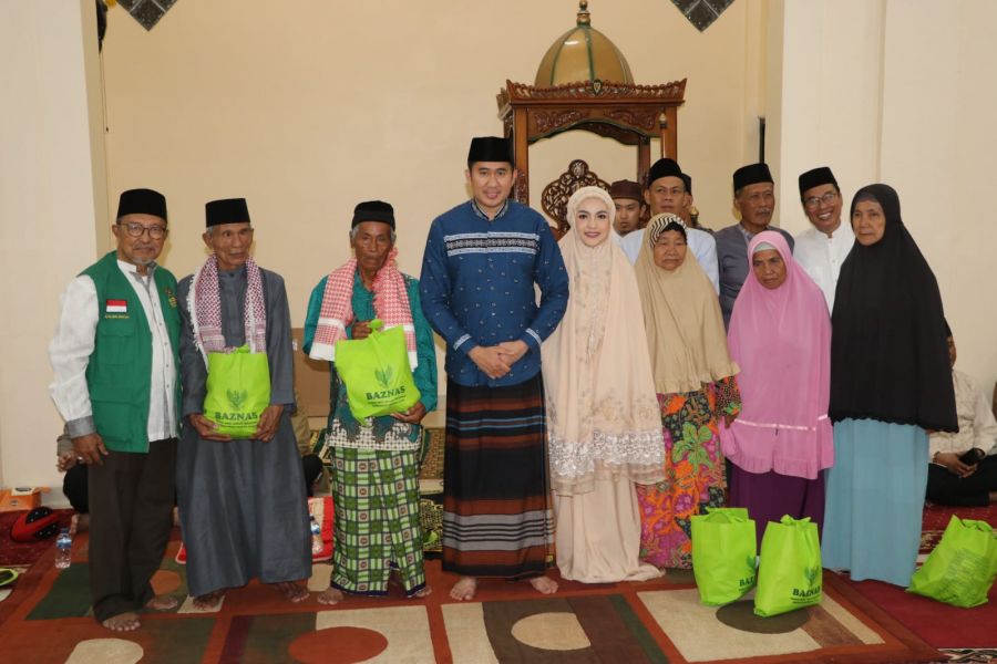 Plt. Bupati Shalat Isya & Tarawih Bersama Sekaligus Beri Bantuan Ke Masyatakat Desa Tanjung Raja