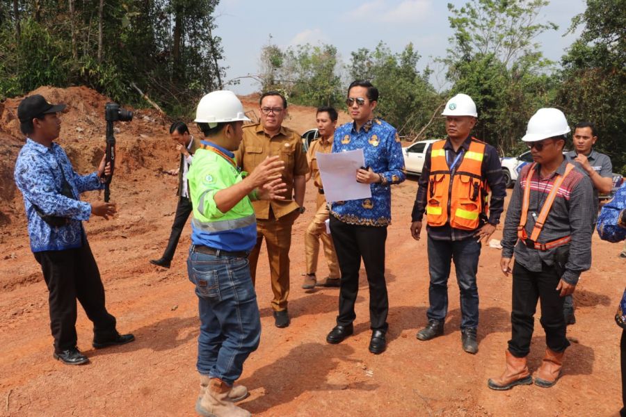 Plt  Bupati Tinjau Jalur Khusus PT. RMKE Rencana Jalan Arternatif Batubara Di Saka Jaya