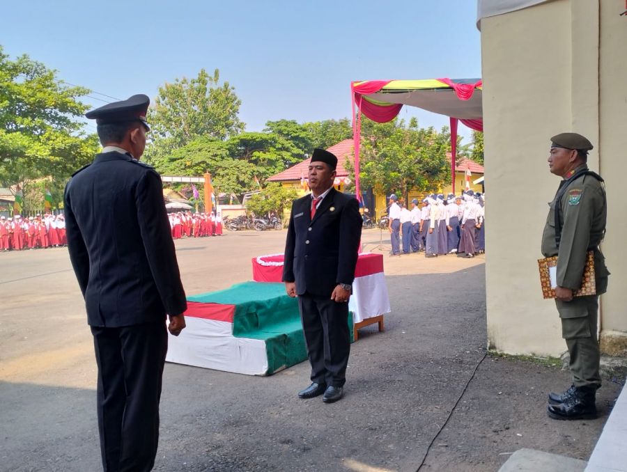 Plt. Camat Sebagai Inspektur Upacara HUT RI Ke - 78 di Kecamatan Gunung Megang