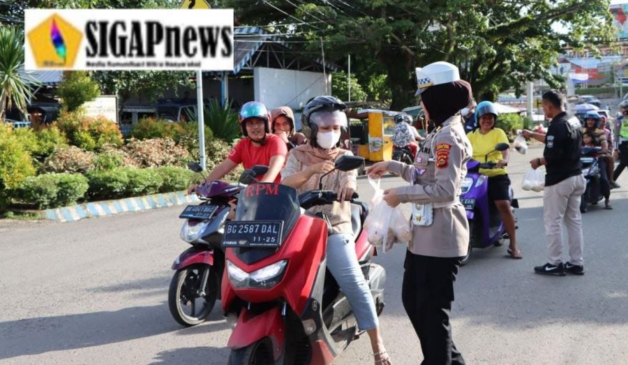 Polres Muara Enim Berbagi Takjil Ke Pengendara di Jalan di Jalan Jenderal Sudirman