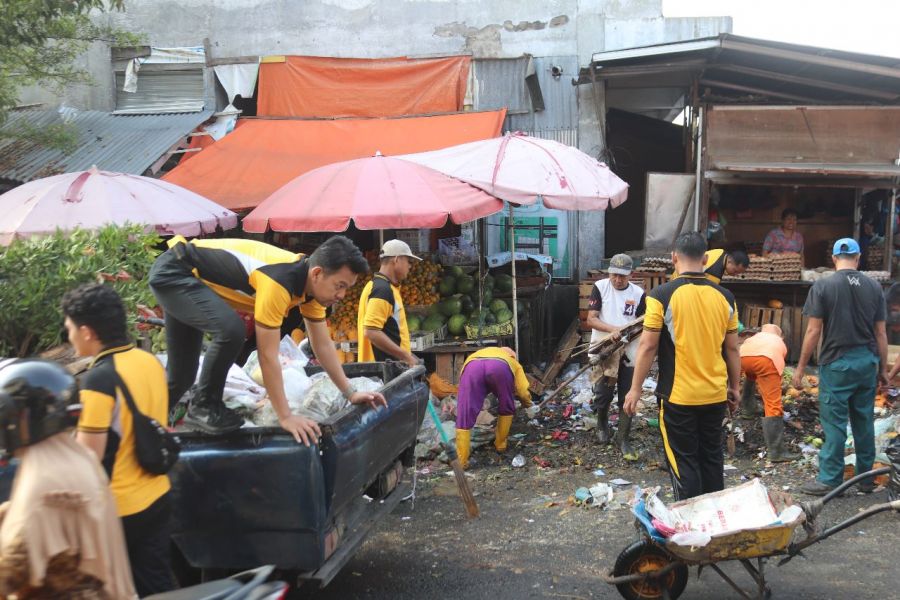 Polres Muara Enim dan Masyarakat Gotong Royong Bersihkan Timbunan Sampah di Pasar Inpres
