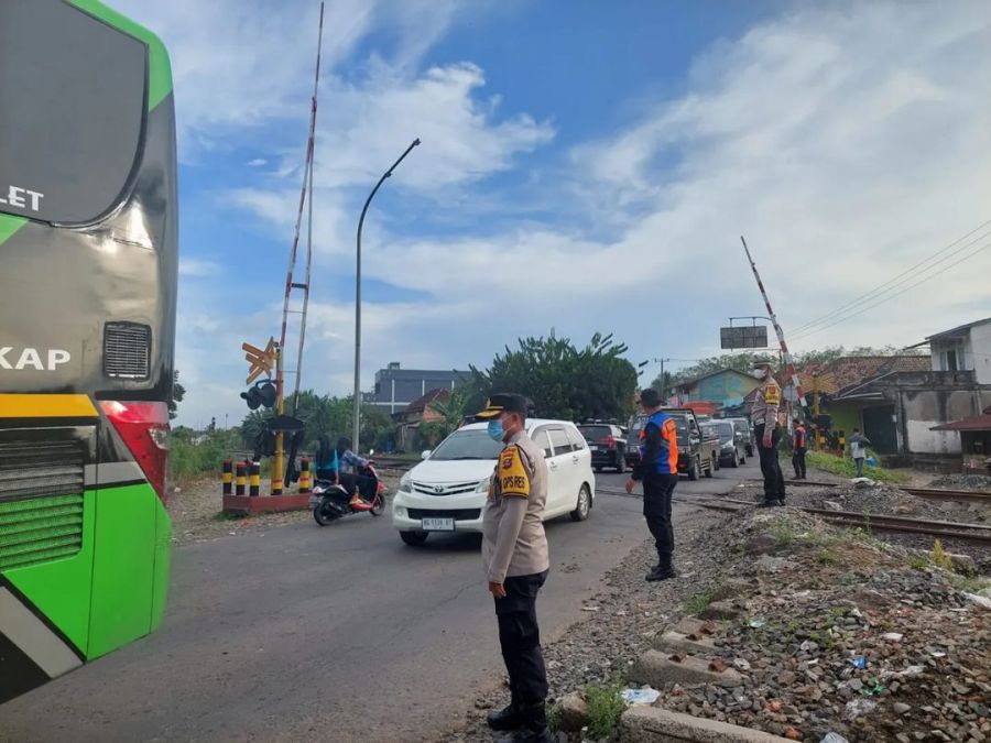 Polres Muara Enim Lakukan Penambahan Tim Penguraian Kemacetan di Setiap Titik Perlintasam KA