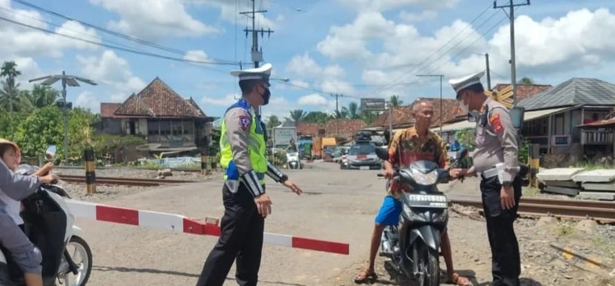 Polres Muara Enim Terus Pantau Arus Mudik dan Waspadai Kemacetan di Perlintasan KA Simpang Belimbing