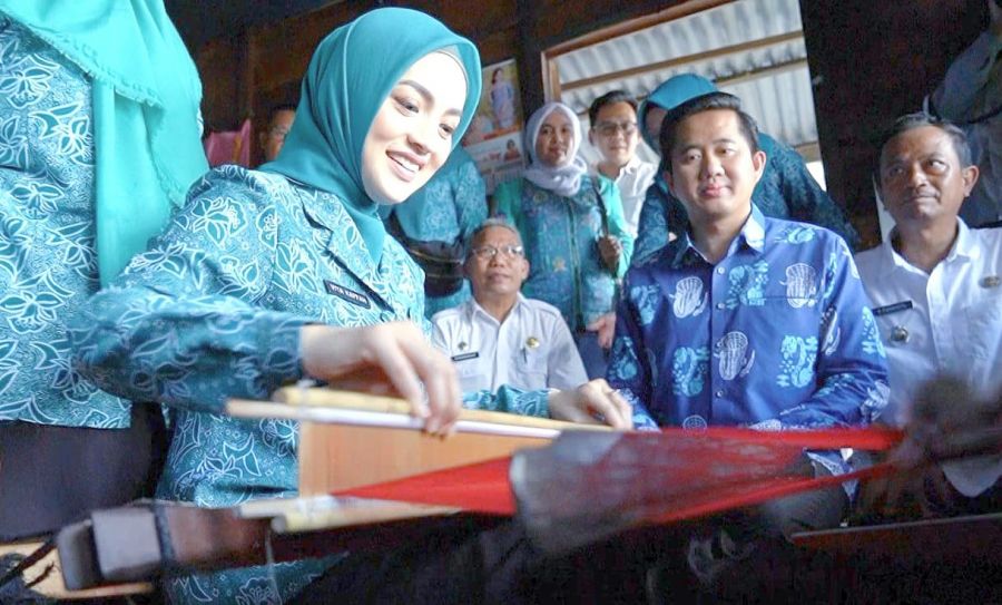 Prioritaskan Ekonomi Kerakyatan, Plt. Bupati Tinjau Pembuatan Kain Songket Makraje Khas Muara Belida