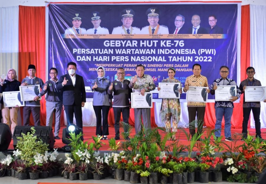 PT BA Terima Penghargaan Kategori BUMN Peduli Peningkatan Kwalitas SDM dari PWI Sumsel 