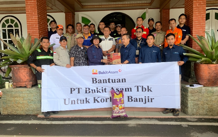 PT Bukit Asam Salurkan Bantuan Kemanusiaan Bencana Banjir di Baturaja - OKU