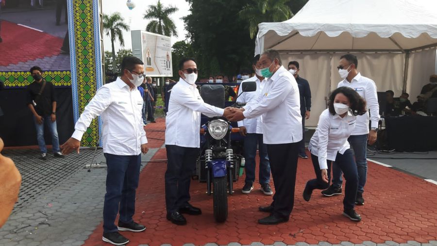 PT. Bukit Asam Tbk Berikan Bantuan Kendaraan Roda Tiga Ke DLH