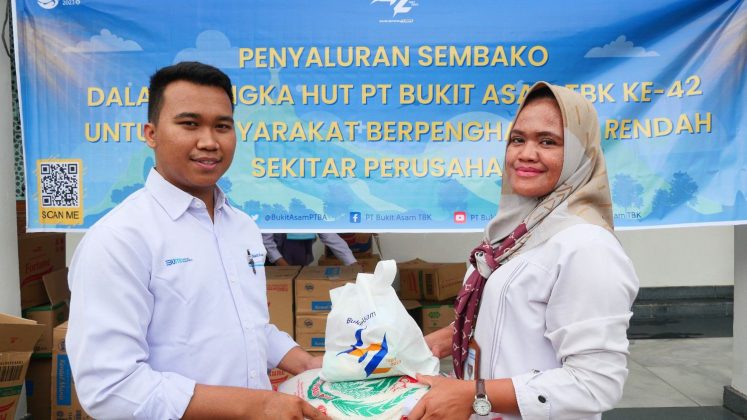 PTBA Bagikan 795 Paket Sembako untuk Guru Honorer saat Ramadhan