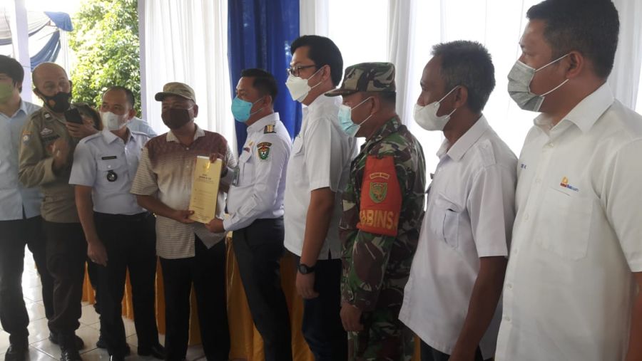 PT.BA dan Camat Bagikan Surat Pengoperasian Hak Atas Tanah Dari PTBA ke Warga Bukit Agung