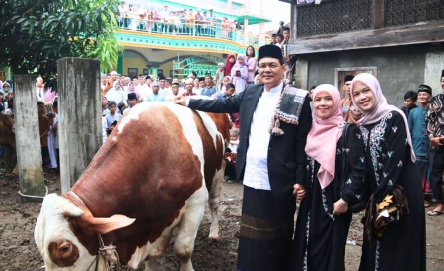 Pulang Kampung Halaman, Bupati Serahkan Hewan Qurban Presiden RI dan Pimpin Sholat Id