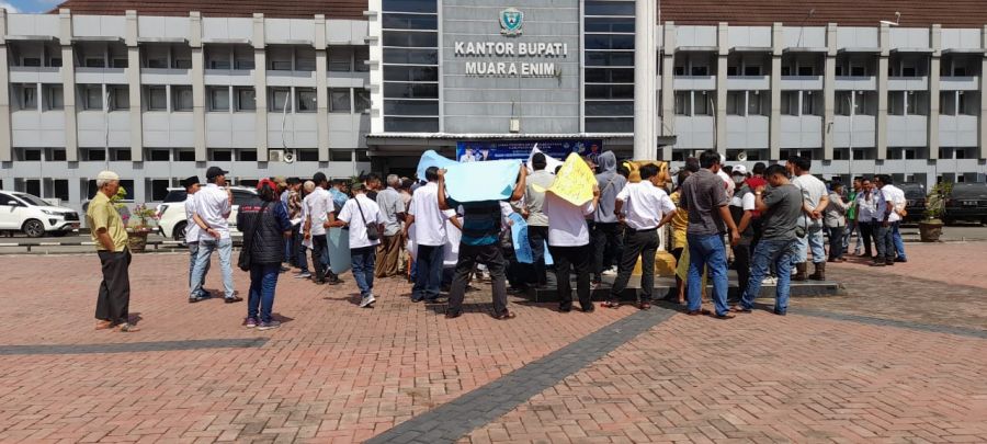 Ratusan Masyarakat Gruduk Kantor Bupati Muara Enim Demo, Terkait Kenaikan Tarif PDAM LE