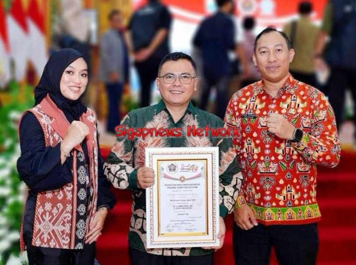 Puncak Peringatan HPN Sumsel, Pj. Bupati Rizali Terima Penghargaan Sahabat PWI