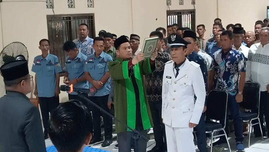 Resmi Arpawi Dilantik PAW Kades Gunung Megang Luar Periode 2019-2027, Oleh Camat Gunung Megang 