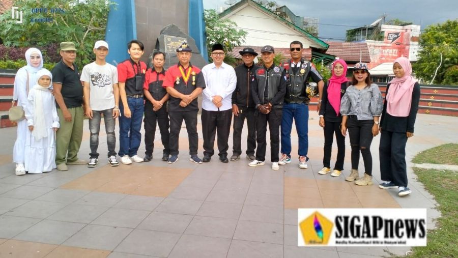 Rumah Adat, Club Motor Nmax, Moge dan Firmansyah Bersinergi Bagi-bagi Takjil di Monpera Tanjung Enim