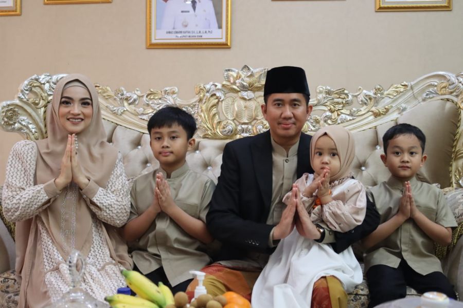 Salat Idul Adha di Masjid Agung Muara Enim, Plt. Bupati Salurkan 15 Ekor Sapi Qurban