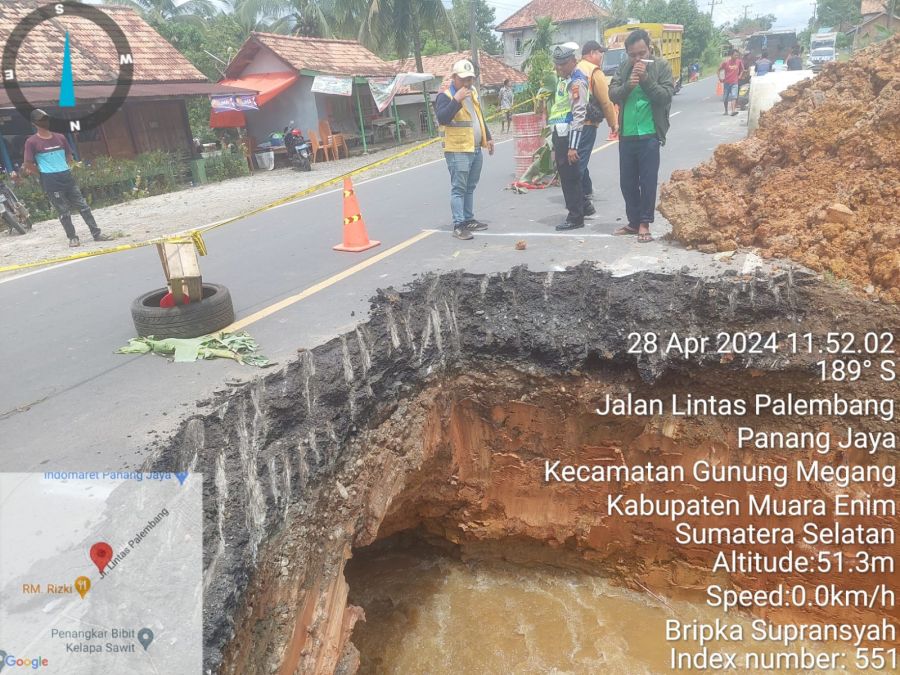 Satlantas Polres Muara Enim Gerak Cepat Atasi Jalan lintas Amblas di Desa Panang Jaya Gunung Megang