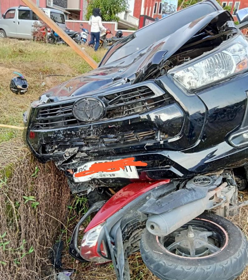 Satu Orang Tewas Di Tempat Satu Luka - luka Pengendara Motor Berboncengan Diduga Ditabrak Mobil