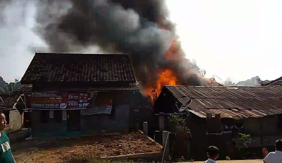 Satu Unit Rumah Desa Pagar Dewa Ludes Terbakar, Petugas Damkar dan Masyarakat Padamkan Api