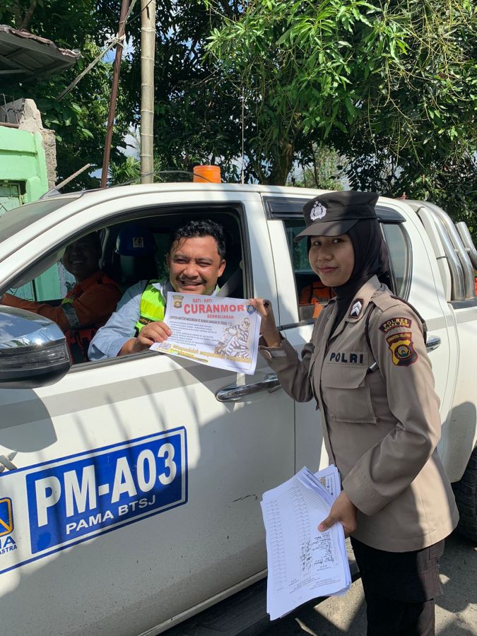 Sebanyak 16.781 Polres Muara Enim Bagikan Brosur Himbauan Antisipasi Curanmor Kepada Masyarakat
