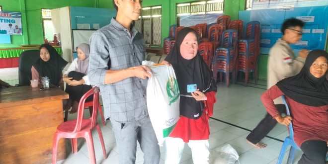 Sebanyak 35 KPM Desa Muara Dua Terima Bansos BPNT dan PKH