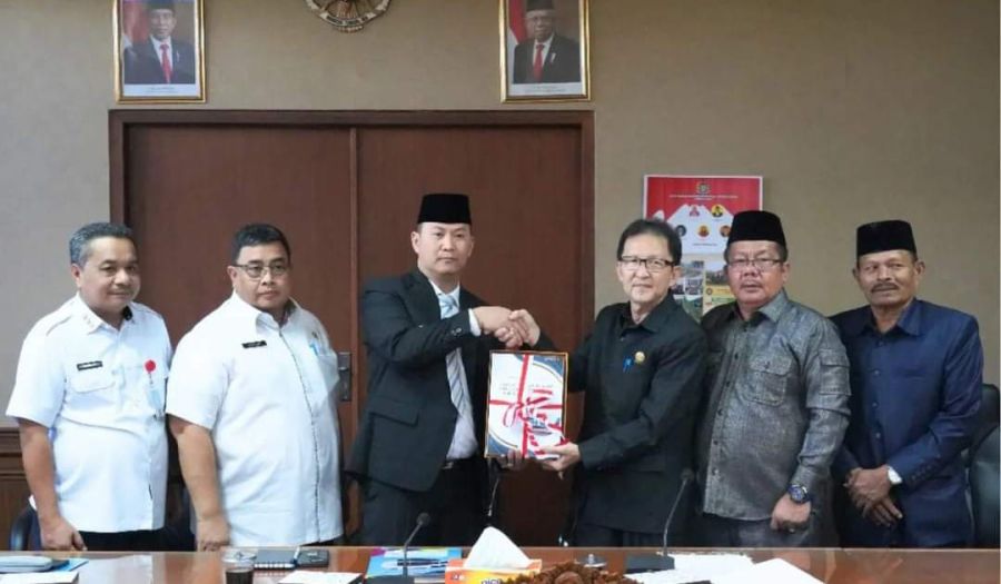Sebanyak 7 Raperda PJ Bupati Serahkan Ke Ketua DPRD Kabupaten Muara Enim