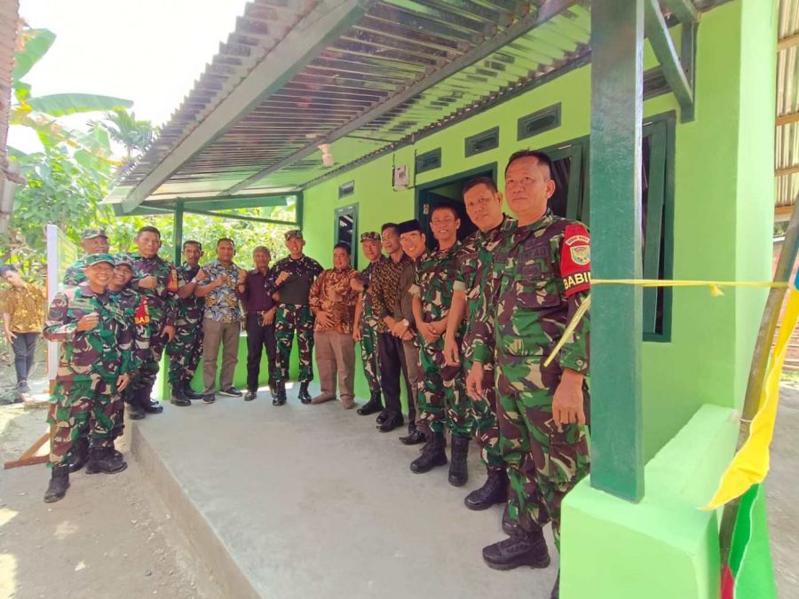 Sekda Muara Enim Bersama Dandim 0404 Serahkan Kunci Bedah Rumah