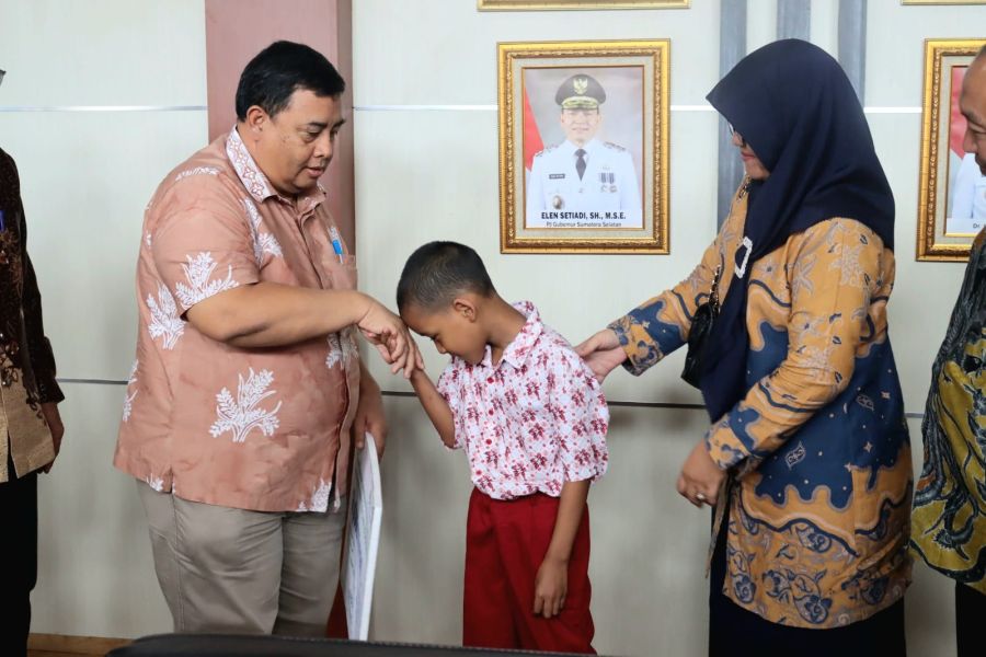 Sekda Muara Enim Ir Yulius Salurkan Santunan JKM BPJS Kepada Ahli Waris