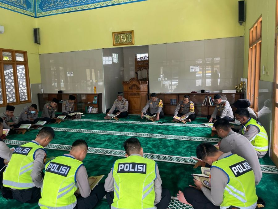 Selama Bulan Suci Ramadhan, Personil Polres Muara Enim Melaksanakan Tahsin / Qiroatil Qur'an Bersama