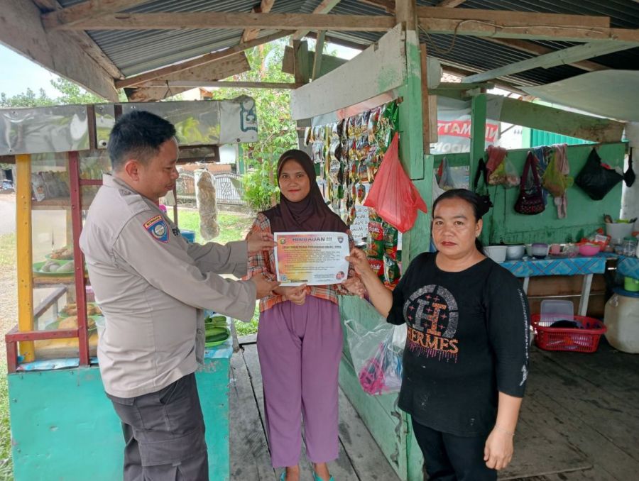 Bhabinkamtibmas Polres Muara Enim Bagikan Brosur Tindak Pidana Perdagangan Orang (TTPO)