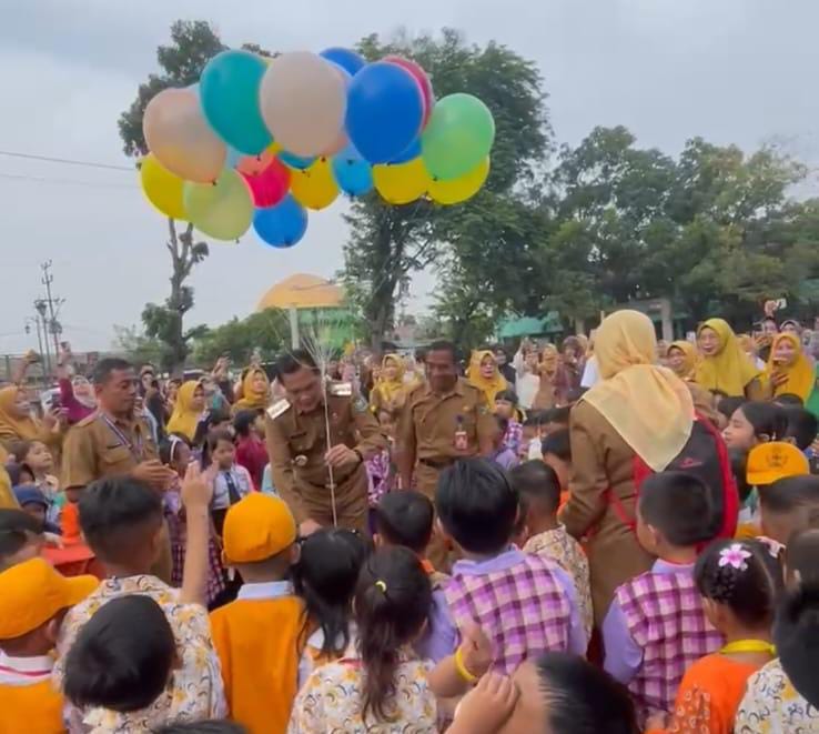 Sidak Hari Pertama Ajaran Baru, Bupati Muara Enim Beri Motivasi Siswa dan Guru