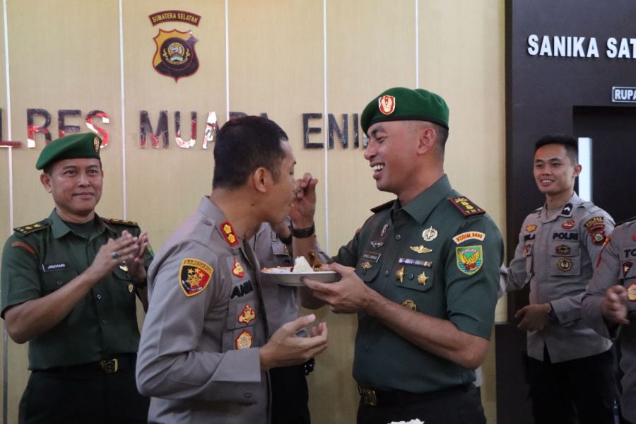 Sinergitas TNI-POLRI : Nasi Tumpeng Dari Dandim 0404/ME dan Rindam ll/Swj Buat Kapolres Muara Enim