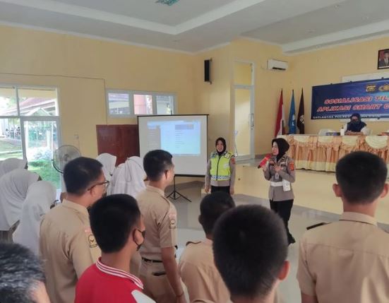 Polres Muara Enim Sosialisasikan ETLE dan Aplikasi Smart City Dulur ke Anak Pelajar