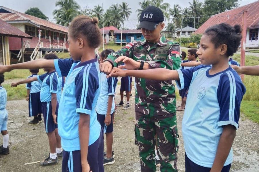 Tanamkan Kedisiplinan Sejak Dini, Satgas Yonif 143/Twej Ajarkan Melalui Latihan PBB