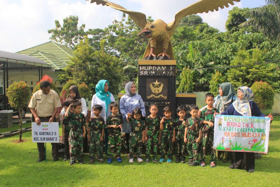 Tanamkan Kepedulian Sesama Sejak Dini, Murid TK Kartika Jaya Berbagi Takjil