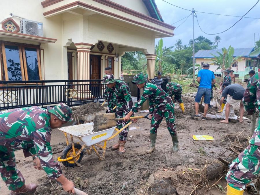 Tanggap Bencana, Prajurit Yonzipur 2/Sg Terjun Bersihkan Sisa Matrial Banjir di Lahat