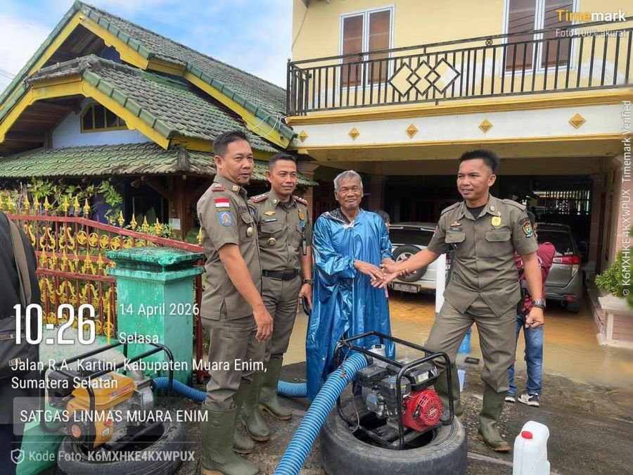 Tim Satgas Linmas Sat  Pol PP Muara Enim Evakuasi masyarakat terkena banjir