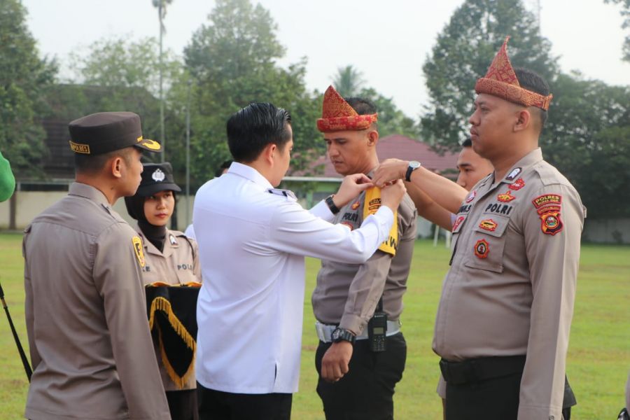 Tingkatkan Pengawasan dan Keamanan Lingkungan, Plt. Bupati Pimpin Apel Peluncuran Polisi RW