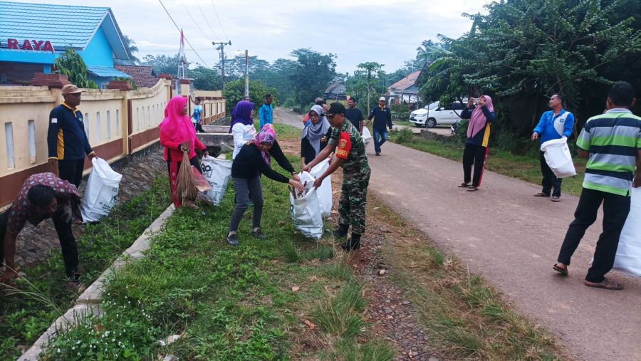 TNI-POLRI :Jum'at Berkah Bersih-bersih Lingkungan Bersama Warga Kampung Tj. Raya