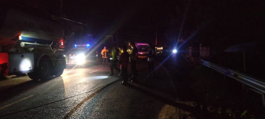 Truck Mitsubishi Colt Diesel Tabrak Tiang Listrik Dijalan Lintas Desa Perjito