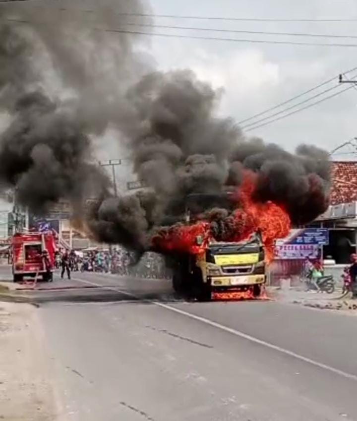 Truk Muatan 8000 KG Ubi Rambat Terbakar di Jalan Negara Prabumulih Palembang