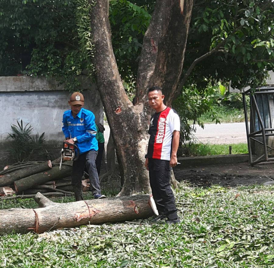 UPTD Persampahan Giat Jum'at Bersih Dilokasi Tugu Kujur Tanjung Enim