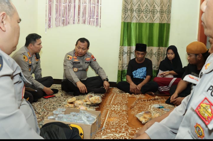 Usai Dilantik Kapolda Jatim Irjen Pol Toni Harmanto Takziah ke Rumah Korban Tragedi Kanjuruhan