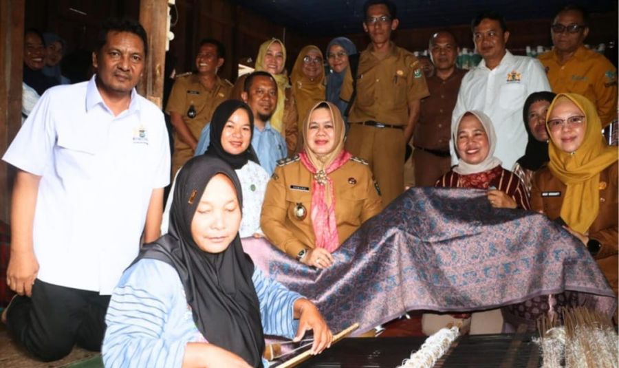 Wabup Tantang Pengrajin Muda Ciptakan Motif Songket Baru Saingi Mak Raje